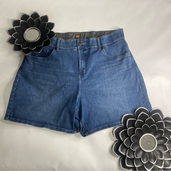 Lee Denim Shorts Size 18 - Classic Blue, Stylish & Comfortable Comfort Fit - Picture 1 of 9